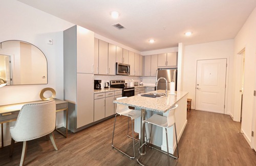 North Hyde Park Apartamento | Modern & Cozy, Pool View,FreePrk, Dream Pad, 1BR, King Bed, Tampa Central, Top Amenities