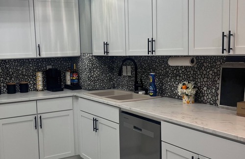 Pauline Casa | Modern Cozy Retreat in Topeka, 4-bedroom