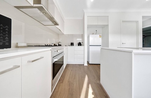 Berwick Casa | Modern Cozy Retreat, Park, Mall!