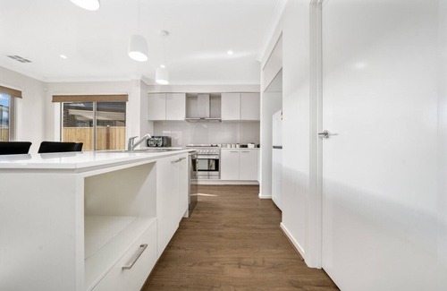 Berwick Casa | Modern Cozy Retreat, Park, Mall!