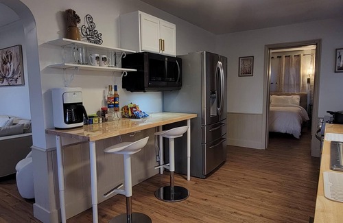 Roselawn Finance Casa | Modern Cozy Retreat: 2 King, 1 Queen, PS5, & Sunroom