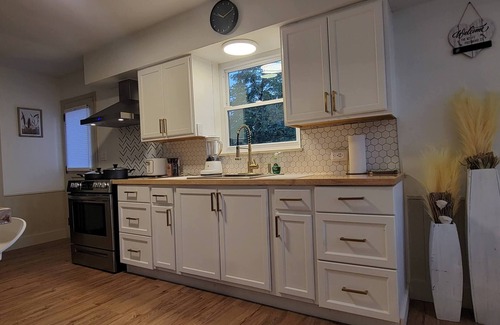 Roselawn Finance Casa | Modern Cozy Retreat: 2 King, 1 Queen, PS5, & Sunroom