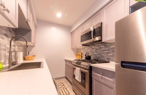 Wilshire Montana Apartamento | Modern & Cozy Spacious 1BR/1BA – 0.6 mi from the Beach