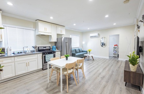 Logan Heights Casa | Modern Cozy Stylish Home AC W/D Parking - 3 minutes to Balboa Park