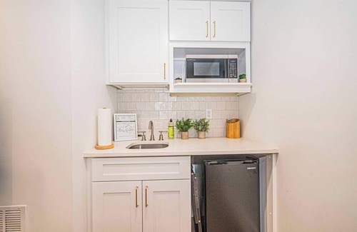 Fairlawn Apartamento | Modern & Cozy Suite Centrally Located Free Parking