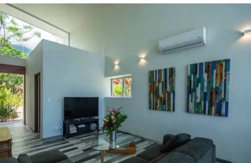 Ojochal Villa | 4 BDRS, modern, spacious & great ocean view!