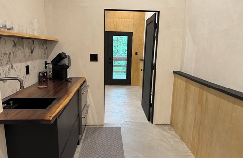 Champion Chalet De Esquí | Modern creekside chalet in Champion with private island minutes from 7 Springs