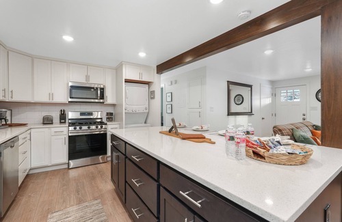 Springville Casa | Modern culinary kitchen, Luxury, Cozy Home & Pet-Friendly!