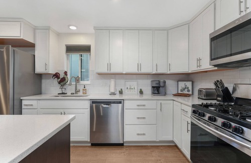 Springville Casa | Modern culinary kitchen, Luxury, Cozy Home & Pet-Friendly!