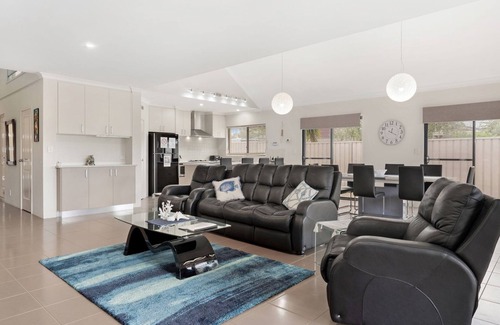 Dawesville Casa | Modern Dawesville Foreshore Family Escape with Views