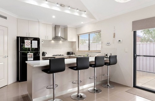 Dawesville Casa | Modern Dawesville Foreshore Family Escape with Views