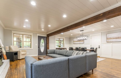 Turners Cabina | Modern Day Hideaway at the River House - 15 minutes from Bass Pro!