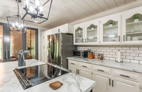 Turners Cabina | Modern Day Hideaway at the River House - 15 minutes from Bass Pro!