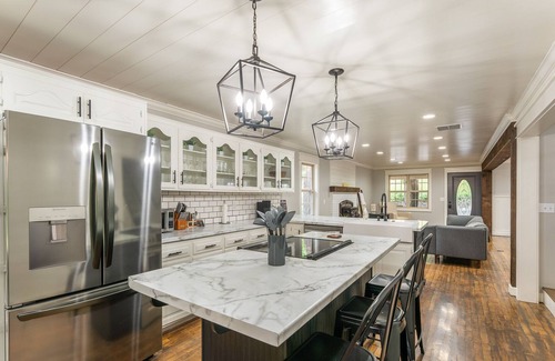 Turners Cabina | Modern Day Hideaway at the River House - 15 minutes from Bass Pro!