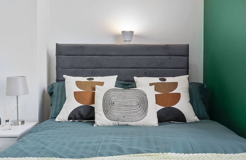 Hanger Hill Apartamento | Modern-day Safari Manor En-suite in Central 1 bed w/free parking