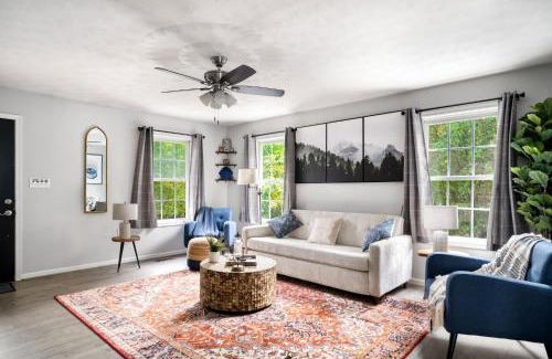 Luray Casa | Modern decor, Hot Tub, Fire Pit & River Access!