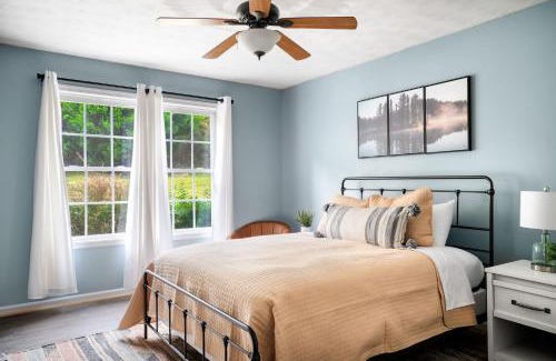 Luray Casa | Modern decor, Hot Tub, Fire Pit & River Access!