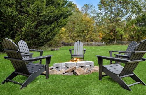 Luray Casa | Modern decor, Hot Tub, Fire Pit & River Access!