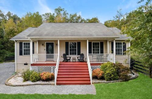 Luray Casa | Modern decor, Hot Tub, Fire Pit & River Access!