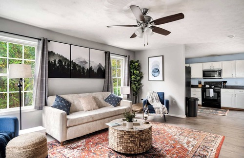 Luray Cabina | Modern decor, Hot Tub, Fire Pit & River Access!