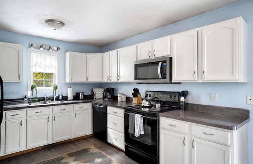 Luray Cabina | Modern decor, Hot Tub, Fire Pit & River Access!