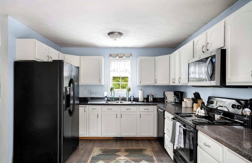 Luray Cabina | Modern decor, Hot Tub, Fire Pit & River Access!