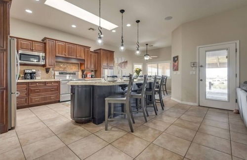 Lake Havasu City Apartamento | Modern Desert Stay: Private Pool, Games & Comfort