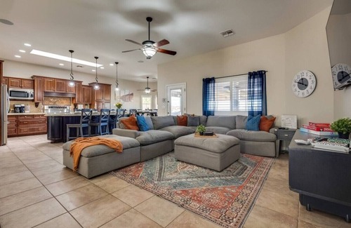 Lake Havasu City Apartamento | Modern Desert Stay: Private Pool, Games & Comfort