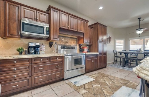 Lake Havasu City Apartamento | Modern Desert Stay: Private Pool, Games & Comfort
