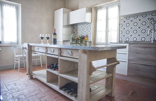 Badicorte Casa | Casa de diseño moderno con maravillosa piscina, ubicada en un pequeño pueblo