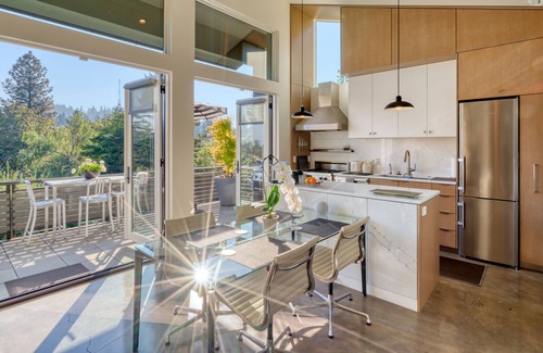 Portland Heights Casa | Diseño moderno + vistas exuberantes, nueva casa de huéspedes de dos niveles con estacionamiento