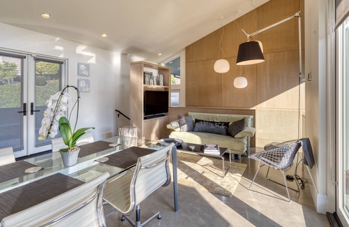 Portland Heights Casa | Diseño moderno + vistas exuberantes, nueva casa de huéspedes de dos niveles con estacionamiento