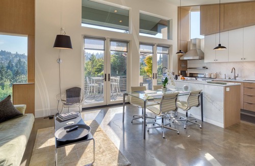Portland Heights Casa | Diseño moderno + vistas exuberantes, nueva casa de huéspedes de dos niveles con estacionamiento