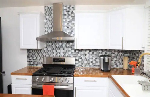 Detroit Casa | Modern Detroit 3-bedroom steps away from shops!