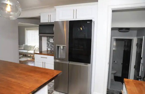 Detroit Casa | Modern Detroit 3-bedroom steps away from shops!