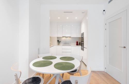 El Besos i el Maresme Apartamento | Moderno Oasis Diagonal Mar: Apartamento 2BR con Piscina y Parking