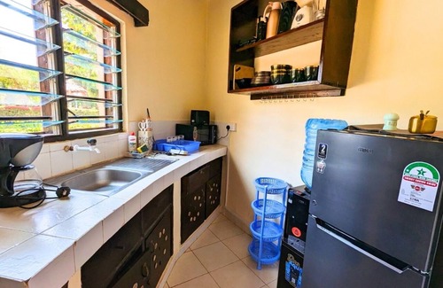 Diani Beach Apartamento | Modern Diani studio near Carrefour with pool; AC use via guest-paid tokens.