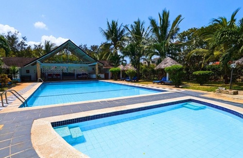 Diani Beach Apartamento | Modern Diani studio near Carrefour with pool; AC use via guest-paid tokens.