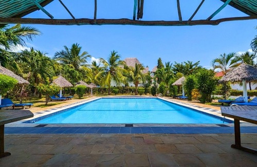 Diani Beach Apartamento | Modern Diani studio near Carrefour with pool; AC use via guest-paid tokens.