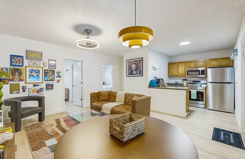 Croissant Park Apartamento | Modern dog friendly home with fully equipped kitchen and quick airport access