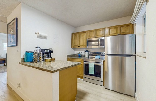 Croissant Park Apartamento | Modern dog friendly home with fully equipped kitchen and quick airport access