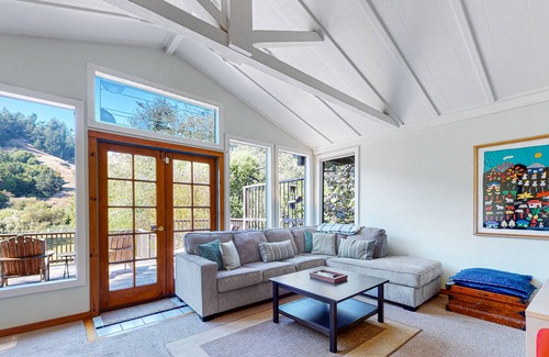 Duncans Mills Casa | Modern dog-friendly riverfront home with a hot tub, great views, washer/dryer