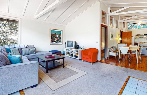 Duncans Mills Casa | Modern dog-friendly riverfront home with a hot tub, great views, washer/dryer