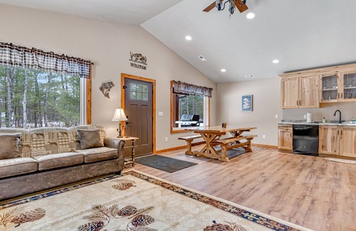 Conover Cabina | Modern dog-friendly cabin with hot tub, gas fireplace, patio, grill, & washer/dryer