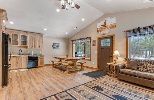 Conover Cabina | Modern dog-friendly cabin with hot tub, gas fireplace, patio, grill, & central AC