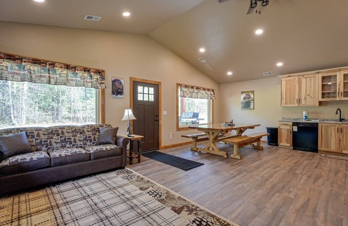 Conover Cabina | Modern dog-friendly cabin with hot tub, gas fireplace, patio, grill, & washer/dr