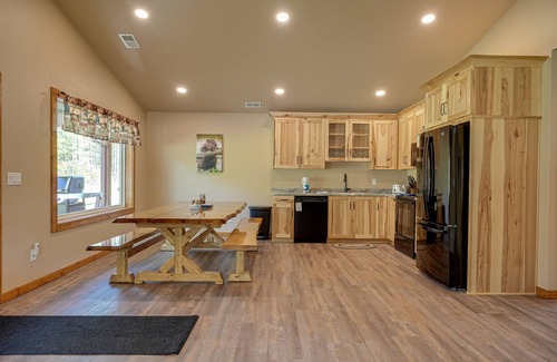 Conover Cabina | Modern dog-friendly cabin with hot tub, gas fireplace, patio, grill, & washer/dr