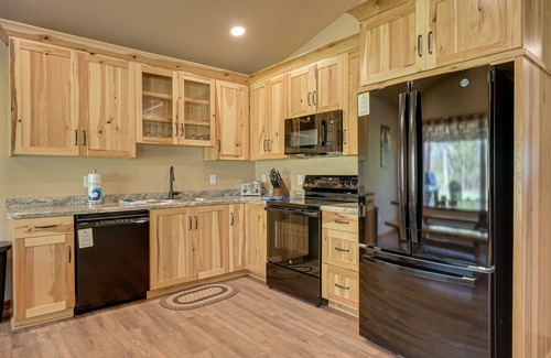 Conover Cabina | Modern dog-friendly cabin with hot tub, gas fireplace, patio, grill, & washer/dr