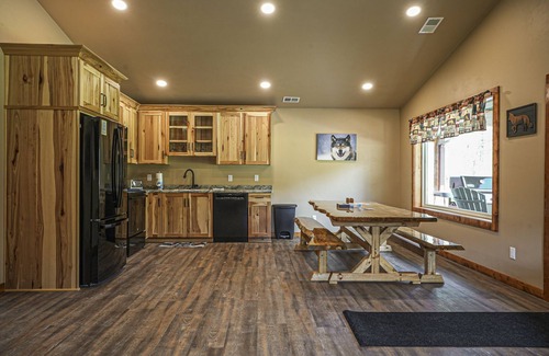 Conover Cabina | Modern dog-friendly cabin with hot tub, gas fireplace, patio, grill, & washer/dr