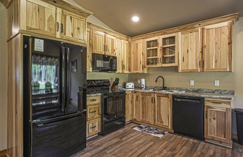 Conover Cabina | Modern dog-friendly cabin with hot tub, gas fireplace, patio, grill, & washer/dr